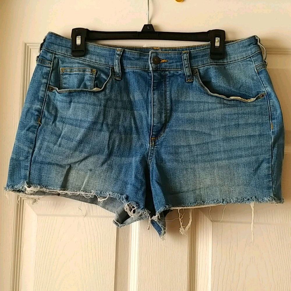 Distressed jeans shorts